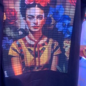 playera negra de frida kahlo 008 flores rojas y azules
