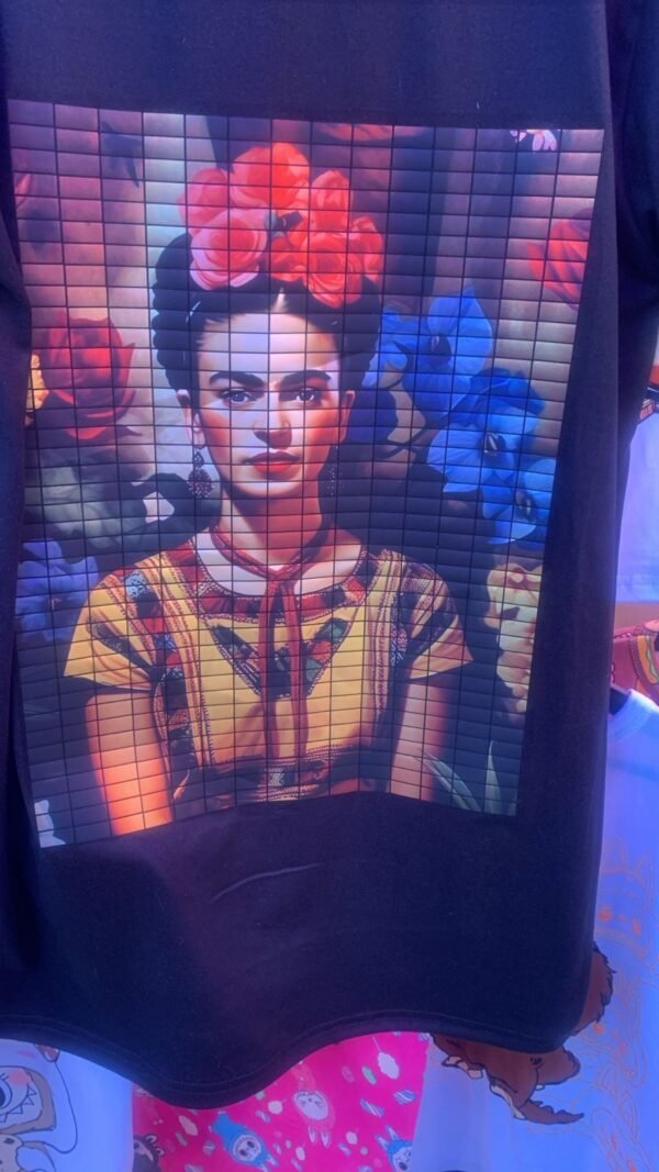 playera negra de frida kahlo 008 flores rojas y azules